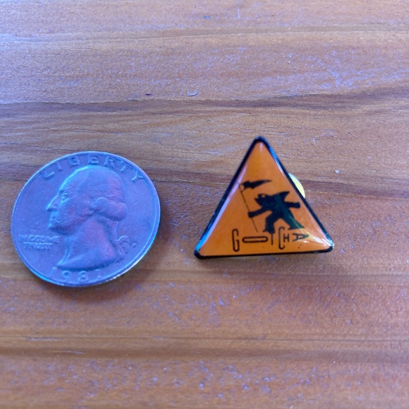 Gotcha Surf and Skateboard Brand Vintage Logo Lapel Pin Shark Holding Flag - Picture 2 of 3